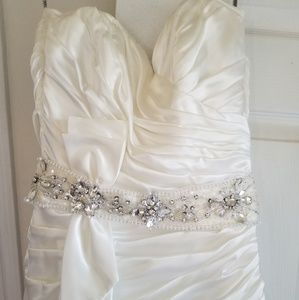 White wedding/prom gown